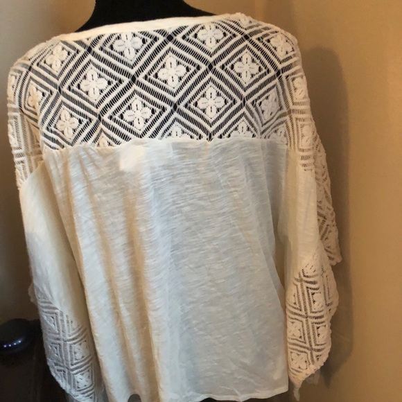 TURA LACE SHAWL BY VINCE CAMUTO - Picture 2 of 3